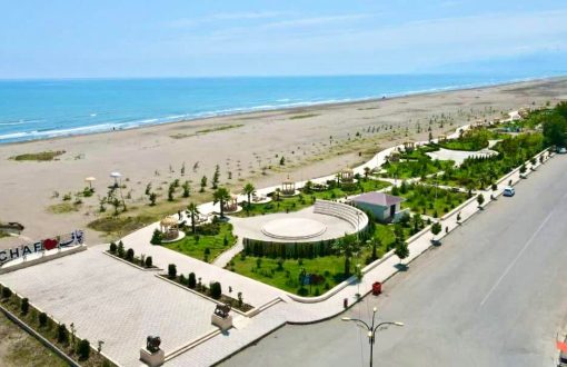 جستجوهایی مانند «سرمایه‌گذاری در شمال»، «خرید زمین در گیلان»، «خرید ویلا در چاف و چمخاله» از پرتکرارترین عباراتی هستند که روزانه توسط کاربران در گوگل سرچ می‌شوند. شرایط آب‌وهوایی مطلوب، رشد گردشگری، قیمت مناسب زمین نسبت به سایر شهرهای ساحلی، و دسترسی سریع از تهران، باعث شده‌اند گیلان و به‌ویژه چاف و چمخاله به یکی از قطب‌های اصلی سرمایه‌گذاری ملکی تبدیل شود